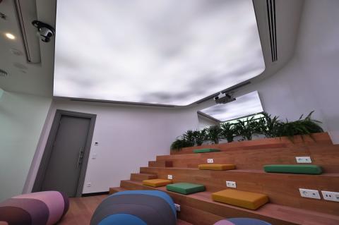 Plafond acoustique lumineux Barrisol Lumière, avec projections