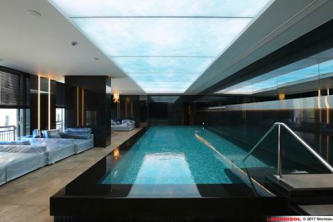 Plafond piscine lumineux Barrisol Lumière, imprimé ciel