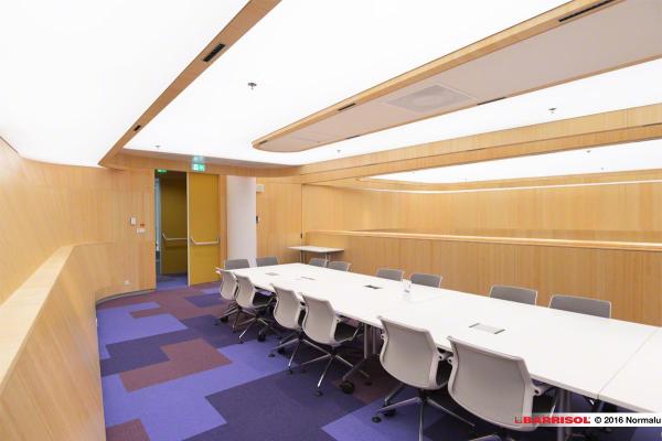 Salle de réunion avec plafond Barrisol Lumière