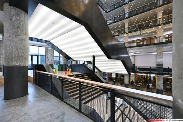 Eclairage sous escalier et passerelle avec Barrisol Lumière